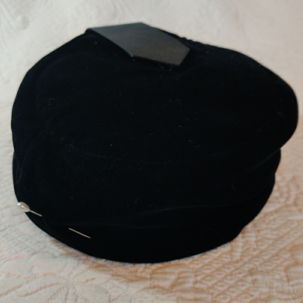 Dayton’s Classic Mark III Ladies Vintage Black Velvet Pillbox Hat , Beautiful!
